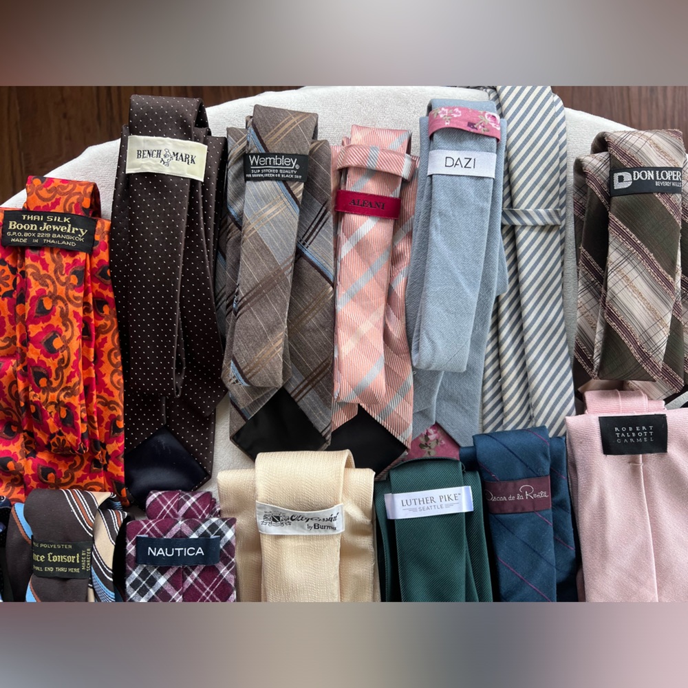 43 Silk ties. Oscar DeLa Renta. Zegna, Dior, Ted Baker, Ferragamo, and more - Picture 5 of 5